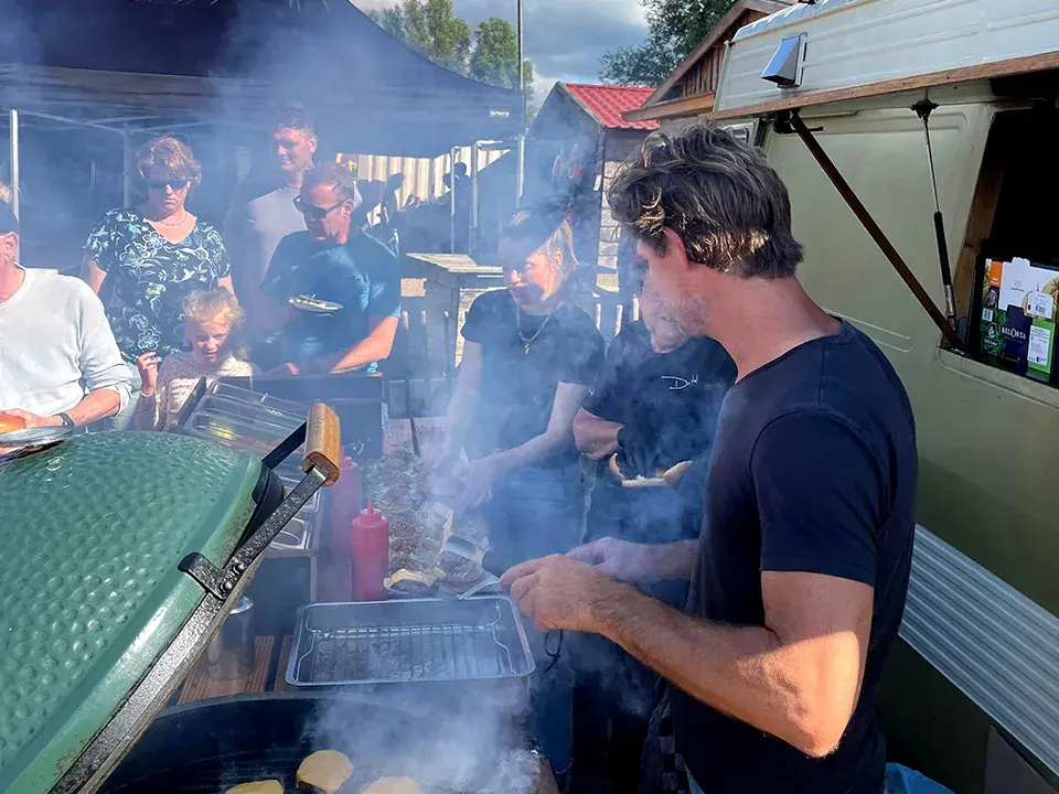 Burgers grillen op de Big Green Egg