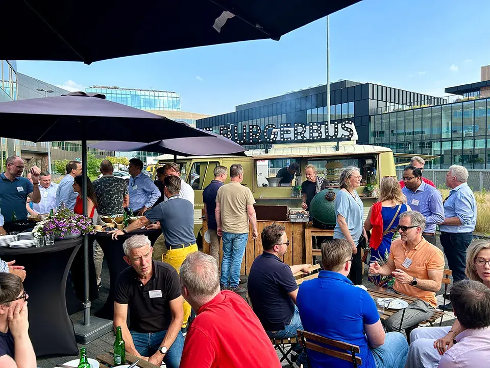 Drukte bij De Burgerbus op een evenement