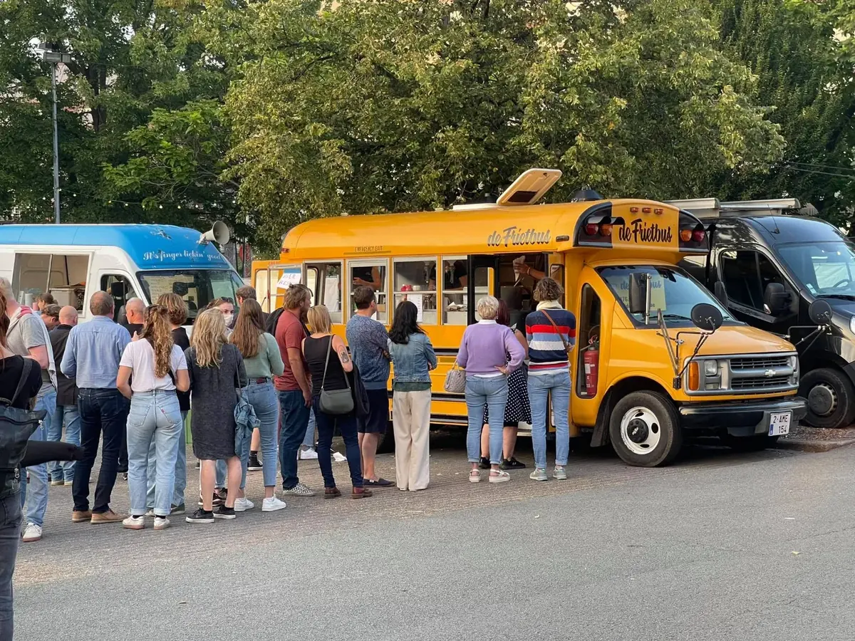 Gasten in de rij bij De Frietbus