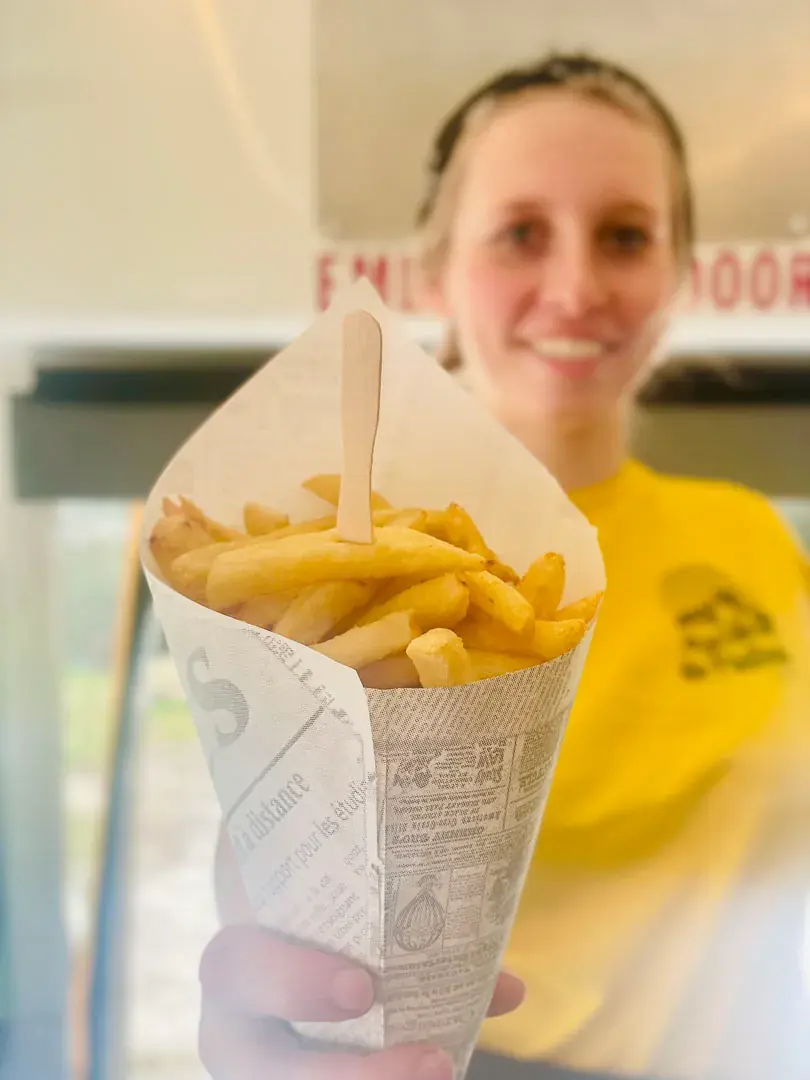 Een puntzak verse friet van De Frietbus