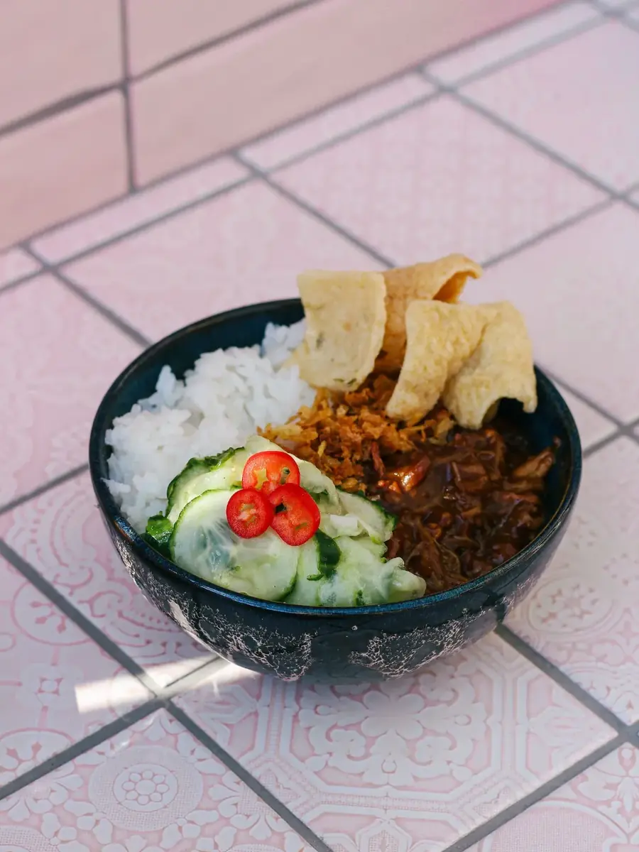 Bowl zwarte kip met komkommer