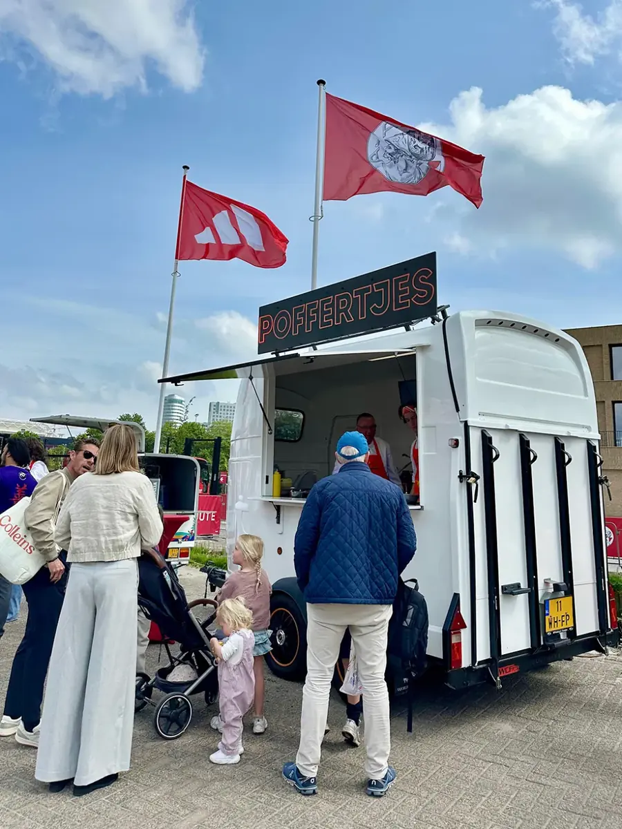 De foodtruck van De Gooische Poffer, te huur via Feestkarhuren.nl