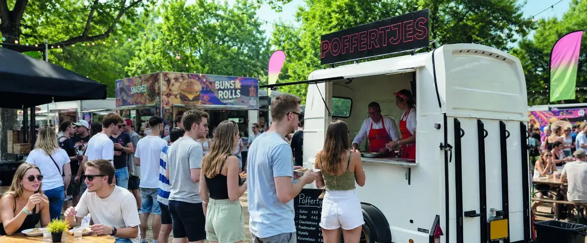 Gasten bij de poffertjestruck