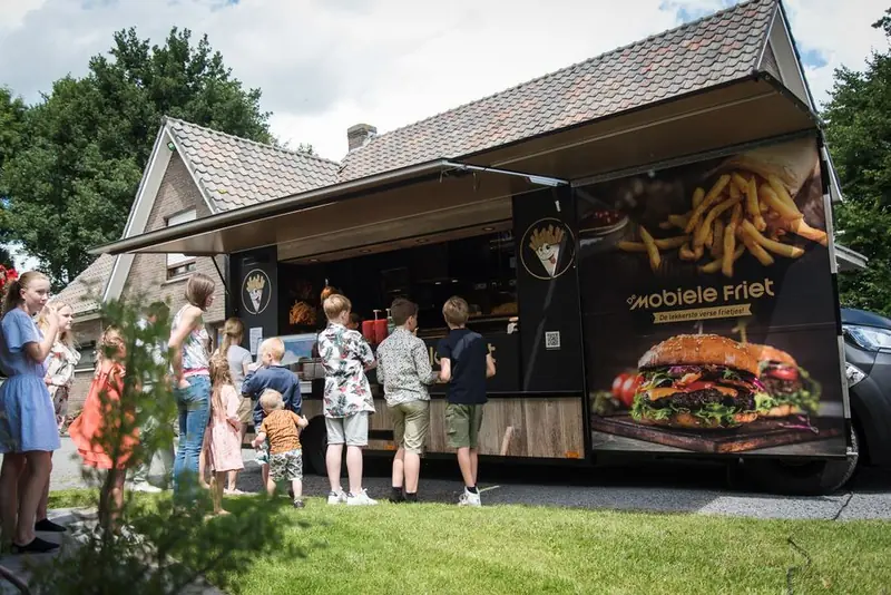 De Mobiele Friet, frietfoodtruck uit Zeeland, te huur via Feestkarhuren.nl