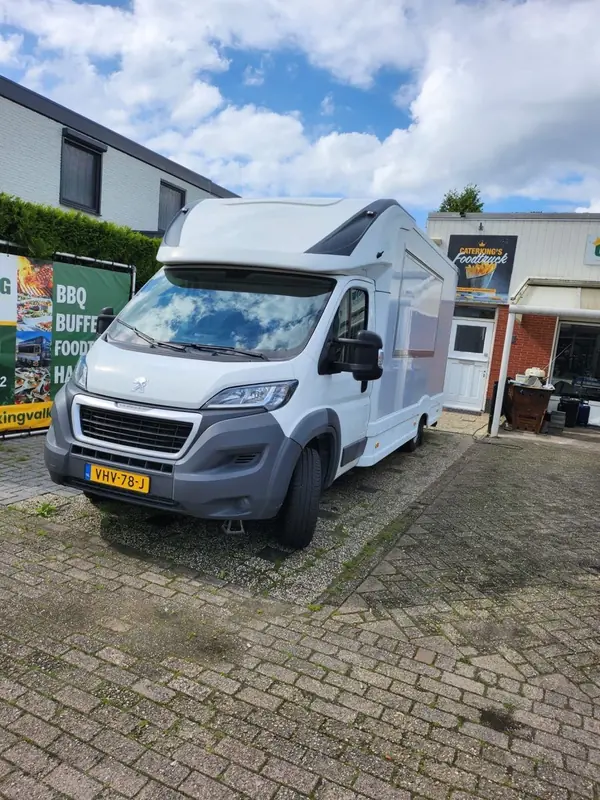De mobiele snack/ de mobiele bbq, BBQ-foodtruck uit Utrecht, te huur via Feestkarhuren.nl