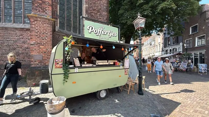 De Poffertjes Caravan, foodtruck voor zoete lekkernijen uit Overijssel, te huur via Feestkarhuren.nl