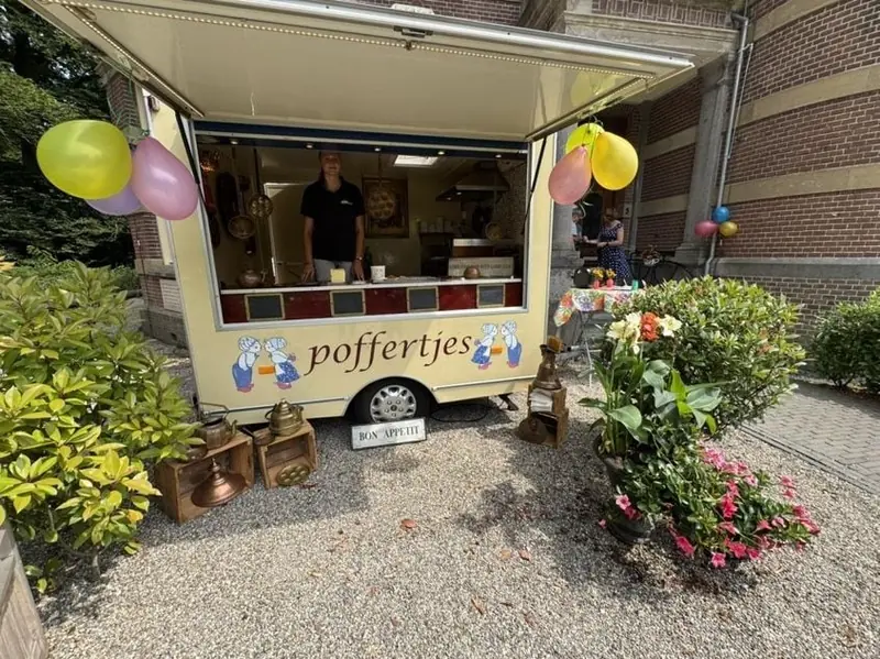 De Poffertjestruck, foodtruck voor zoete lekkernijen uit Utrecht, te huur via Feestkarhuren.nl
