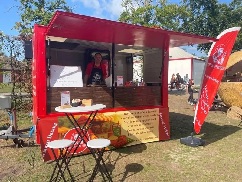De Sateboer, Aziatische foodtruck uit Noord-Brabant, te huur via Feestkarhuren.nl