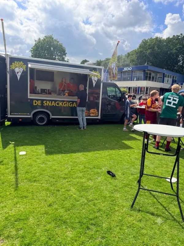 De Snackgigant, frietfoodtruck uit Noord-Holland, te huur via Feestkarhuren.nl