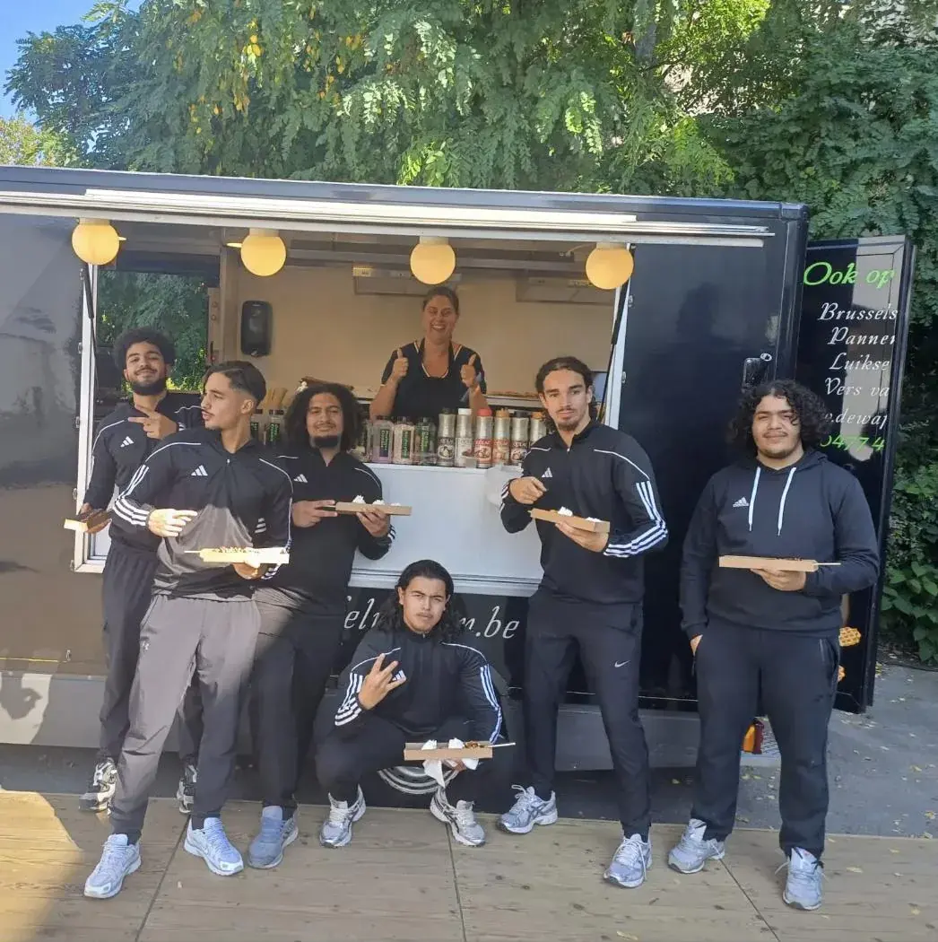 Een groep gasten met wafels bij De Wafelwagen
