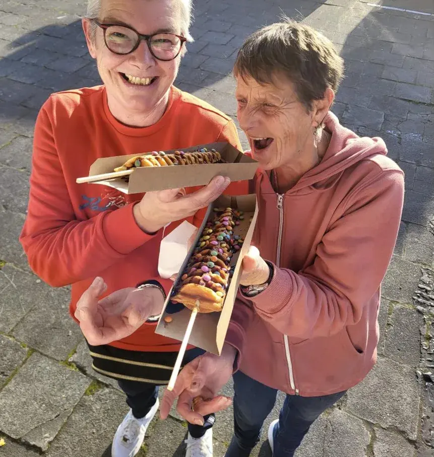Twee gasten met lolly wafels van De Wafelwagen