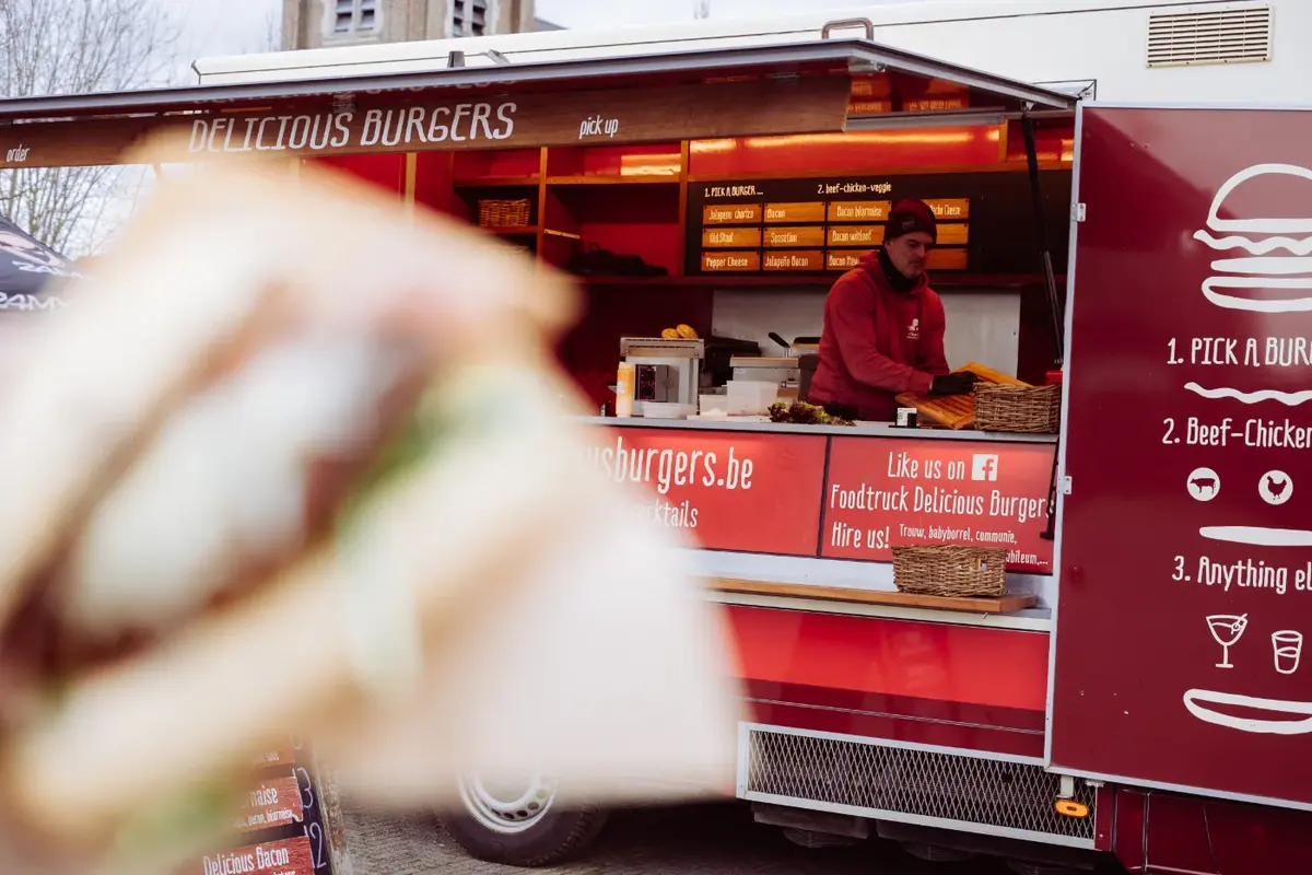 De foodtruck van Delicious Burgers, te huur via Feestkarhuren.nl