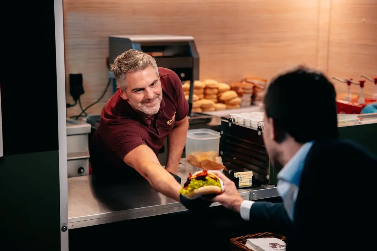 Een burger wordt uitgeserveerd