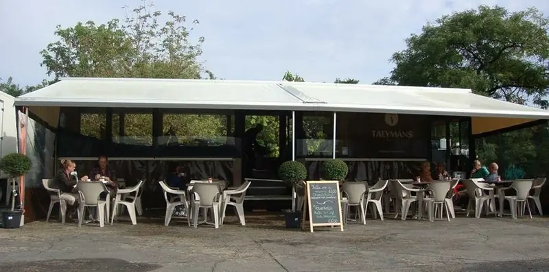 Den Bushalt, ijsfoodtruck uit Antwerpen, te huur via Feestkarhuren.nl