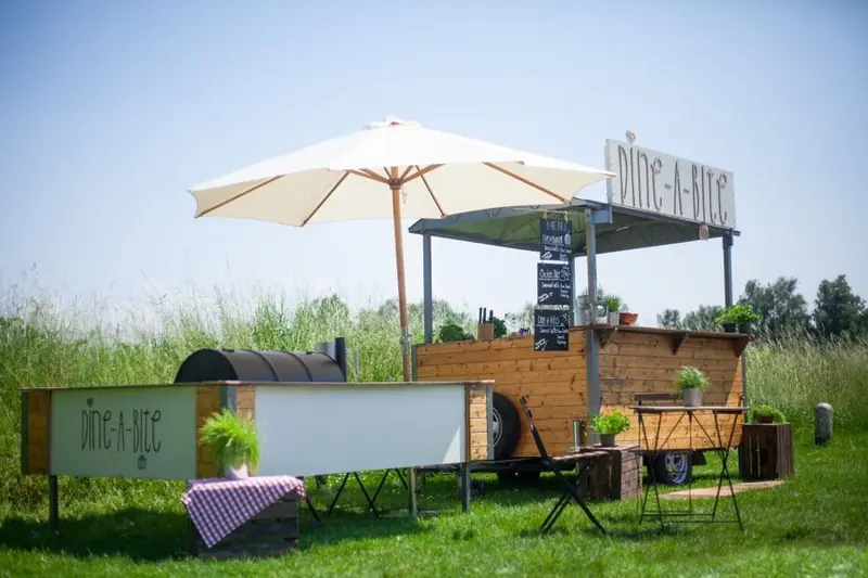 Dine-A-Bite, BBQ-foodtruck uit Flevoland, te huur via Feestkarhuren.nl
