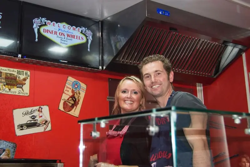 Diner on wheels, BBQ-foodtruck uit Limburg (NL), te huur via Feestkarhuren.nl