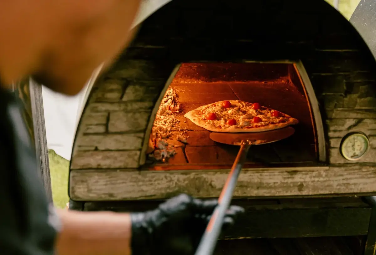 Pizza gaat de houtoven in