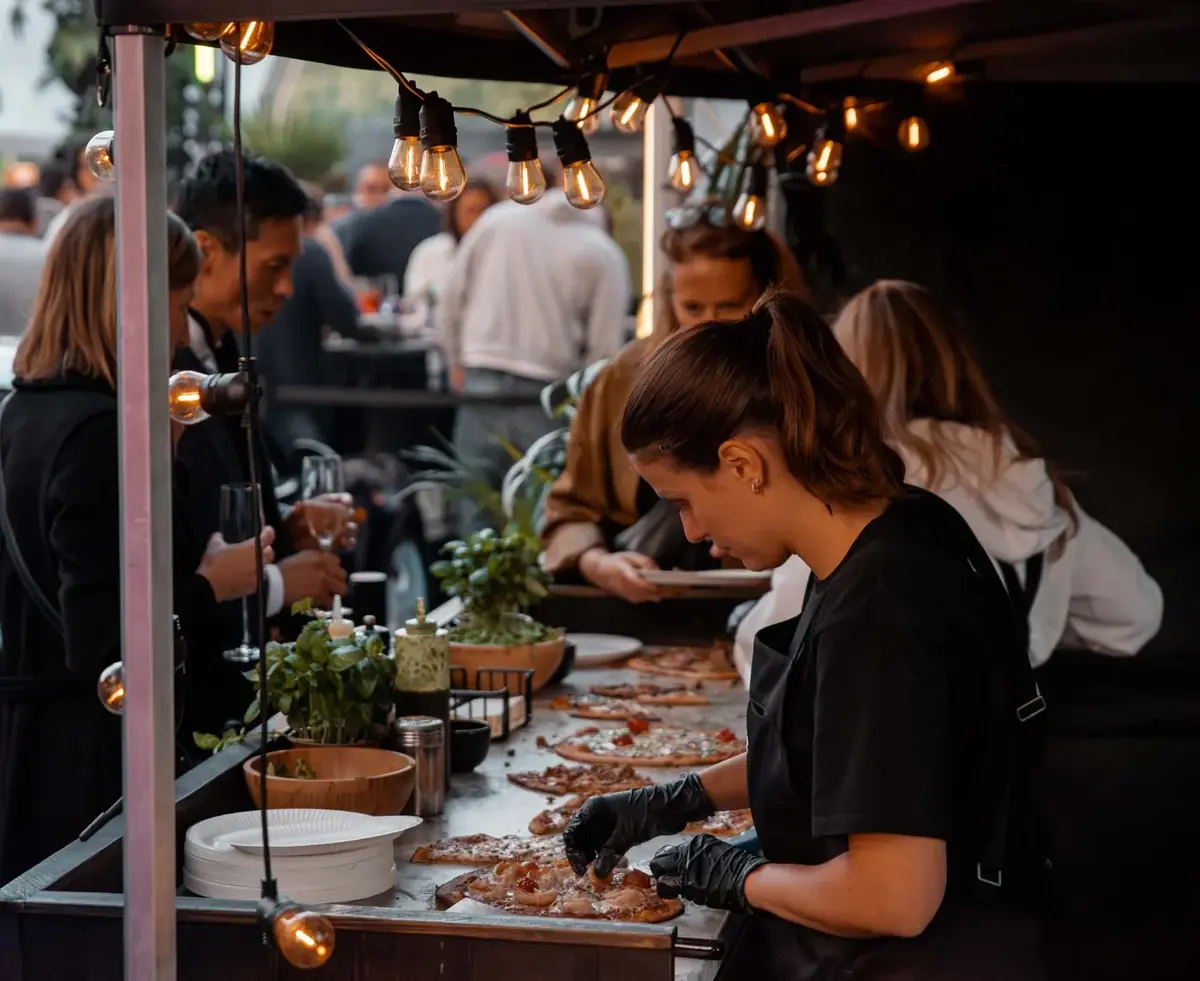 Gasten aan de buffettafel van Dolcetto