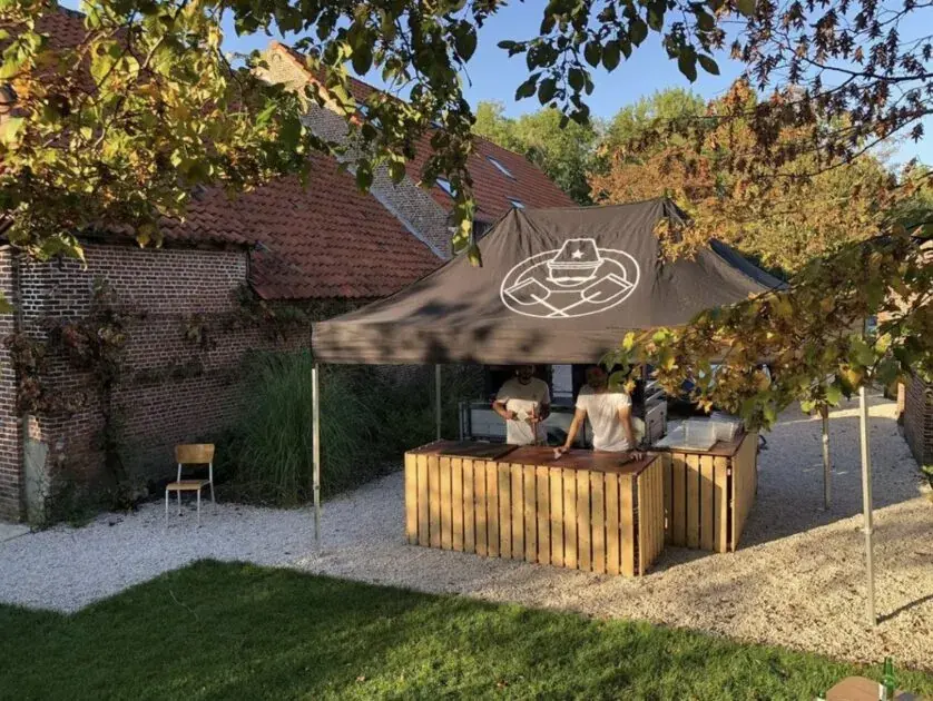 Het kraam van Doppio in een tuin, te huur via Feestkarhuren.nl