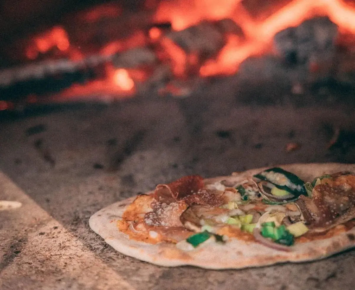 Pizza in de houtoven van Doppio