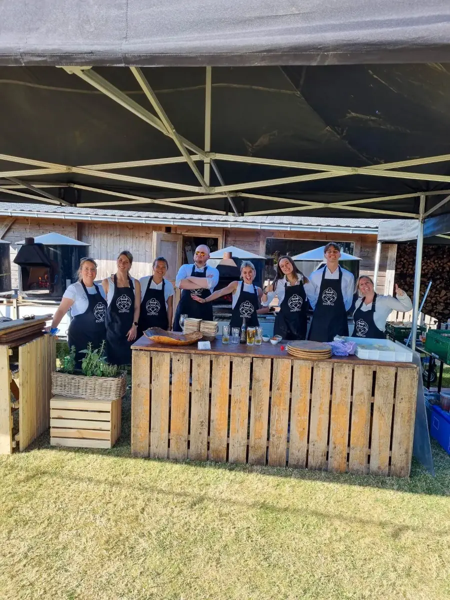 Het team van Doppio achter de toog