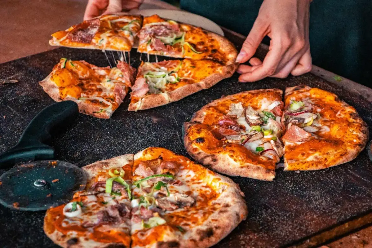 Versneden pizza's van Doppio