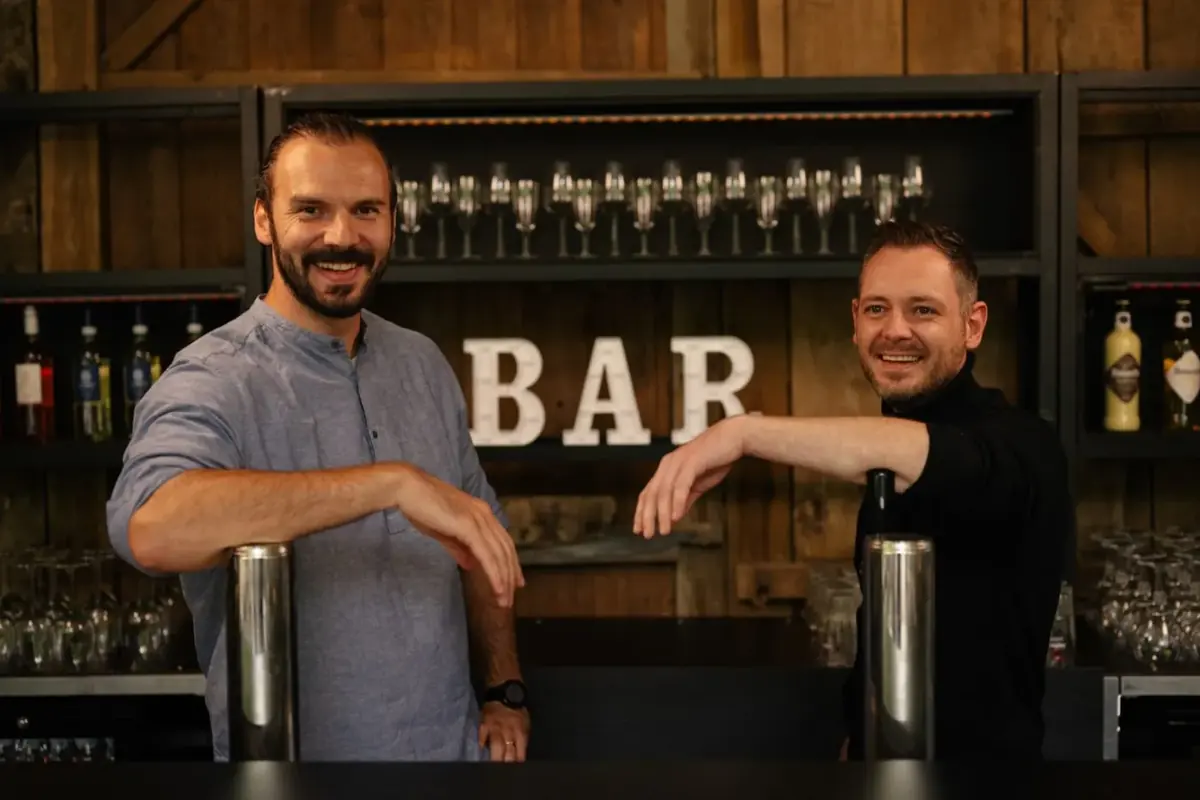 Twee barmannen achter de toog