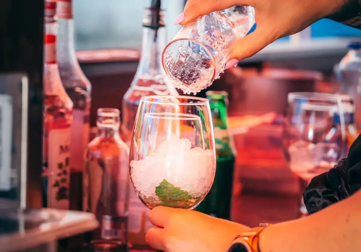 Een cocktail wordt ingeschonken