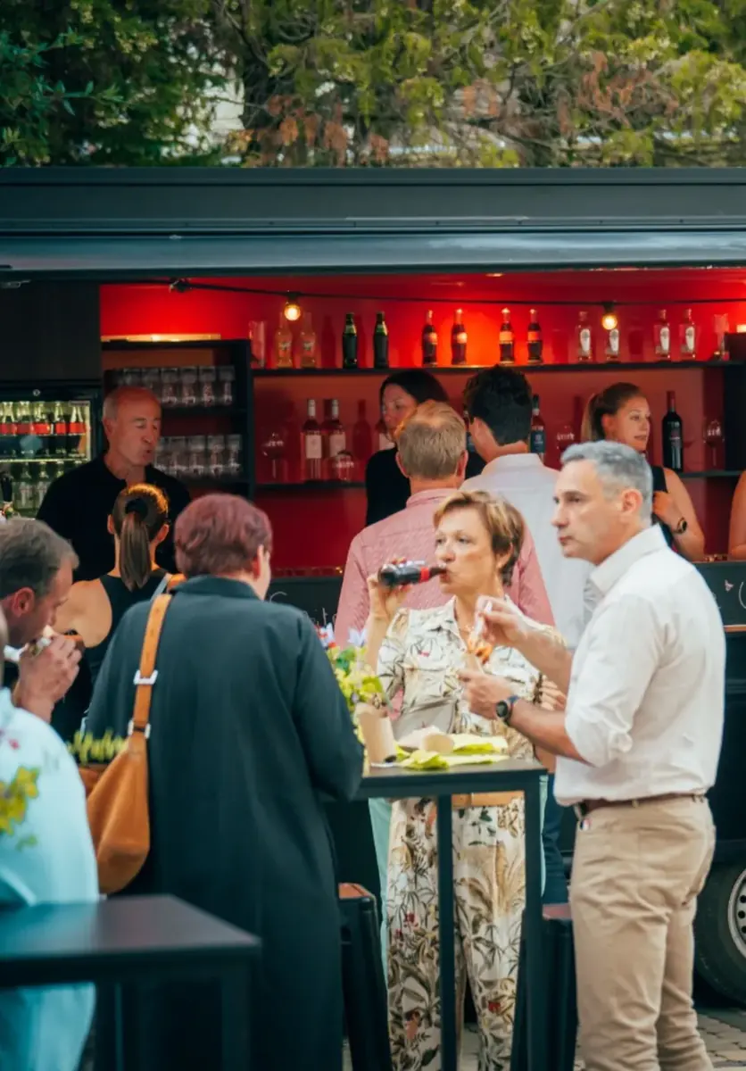 Gasten aan de bar