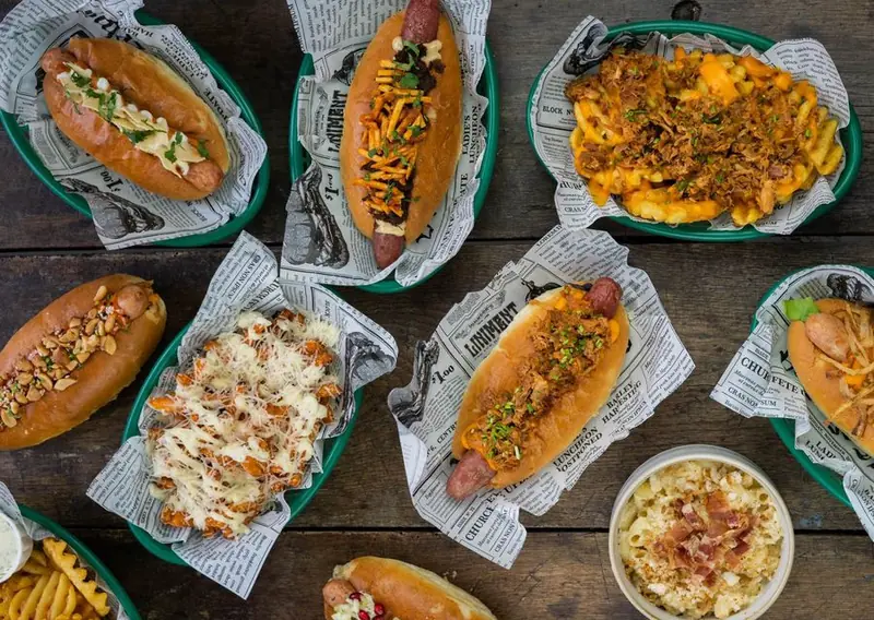 Dwars Hotdogkar, fastfoodtruck uit Gelderland, te huur via Feestkarhuren.nl
