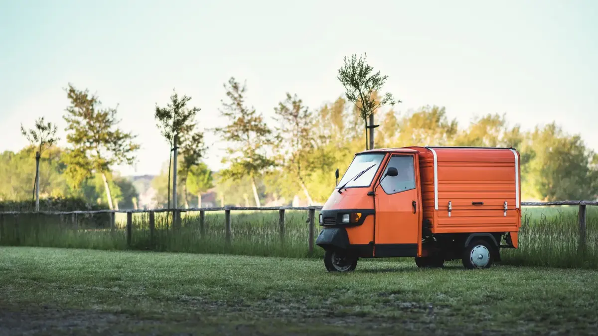 De Piaggio Ape van Esperienza Di Gusto, te huur via Feestkarhuren.nl
