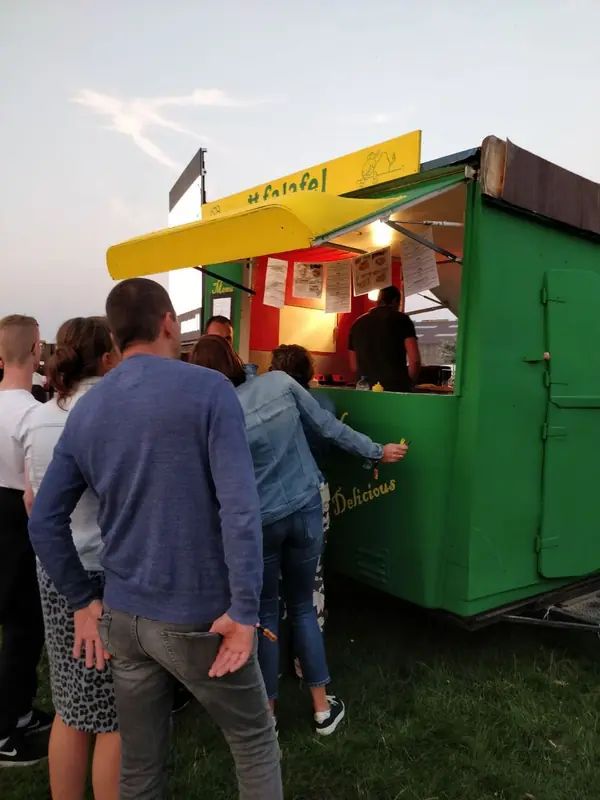 Falafelicious, vegetarische foodtruck, te huur via Feestkarhuren.nl