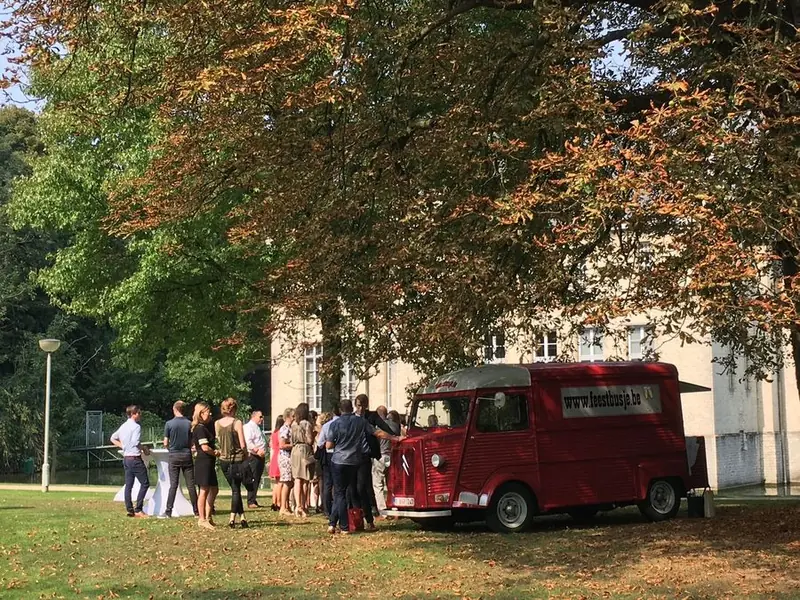 Feestbusje, koffiebar op wielen uit Antwerpen, te huur via Feestkarhuren.nl