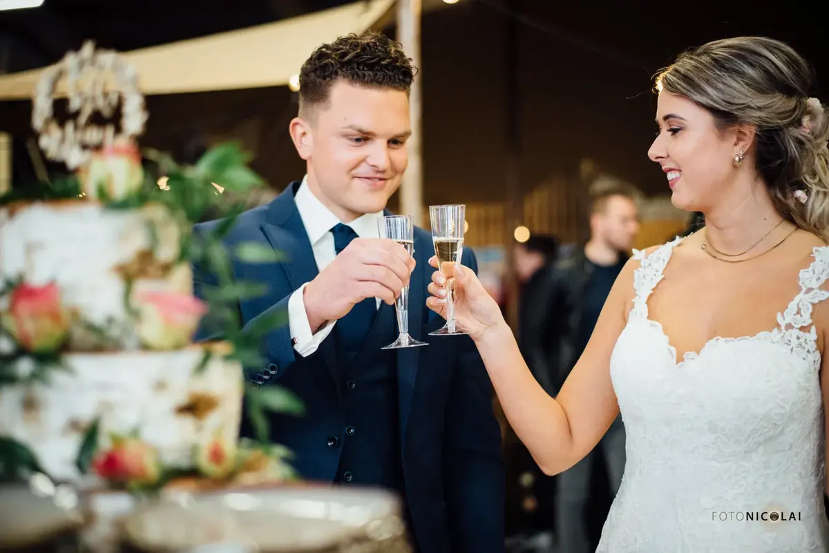 Een bruidspaar proost