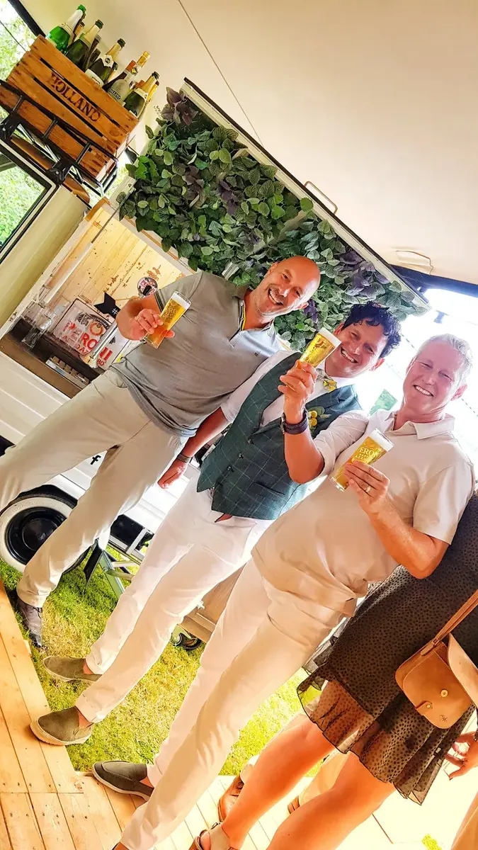 Gasten proosten met prosecco