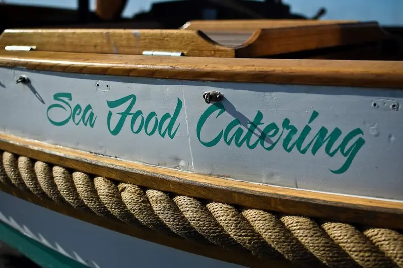 Fish à gogo "Foodboat, visfoodtruck uit Limburg (NL), te huur via Feestkarhuren.nl