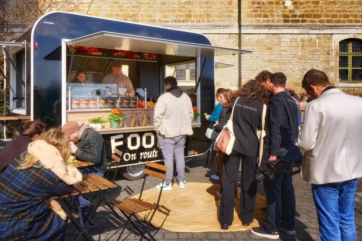 Gasten bij de truck van Food On Route