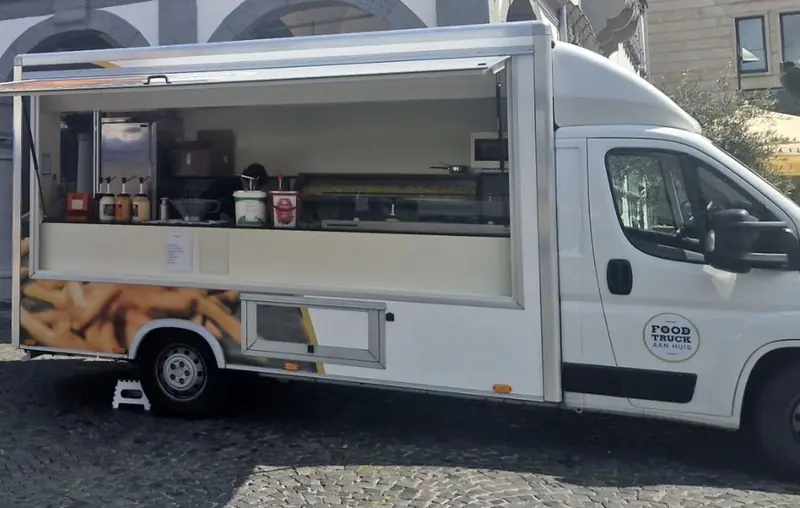 Foodtruck At Home, frietfoodtruck uit Limburg (NL), te huur via Feestkarhuren.nl
