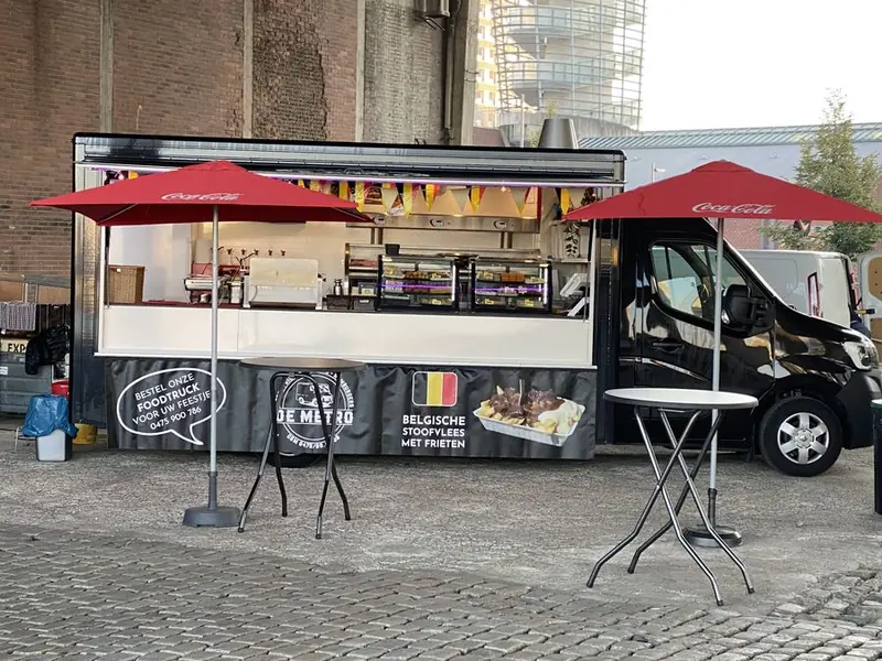 Foodtruck De Metro, frietfoodtruck uit Antwerpen, te huur via Feestkarhuren.nl