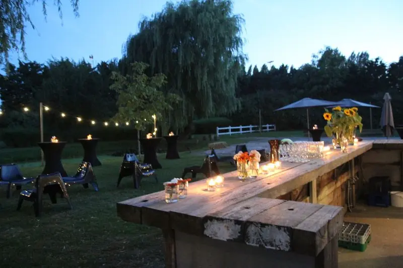 Foodtruck The Outsider, BBQ-foodtruck uit Oost-Vlaanderen, te huur via Feestkarhuren.nl