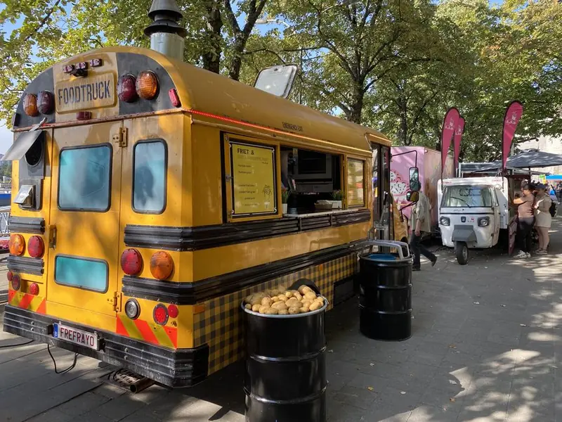 FreFraYo Amerikaanse schoolbus, pastafoodtruck, te huur via Feestkarhuren.nl
