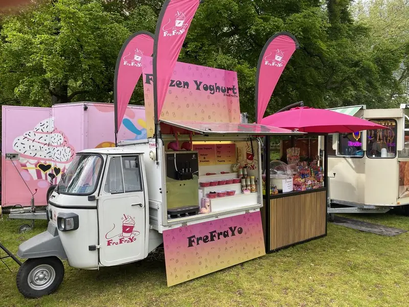 FreFraYo Vespa en snoepbar, ijsfoodtruck uit Utrecht, te huur via Feestkarhuren.nl
