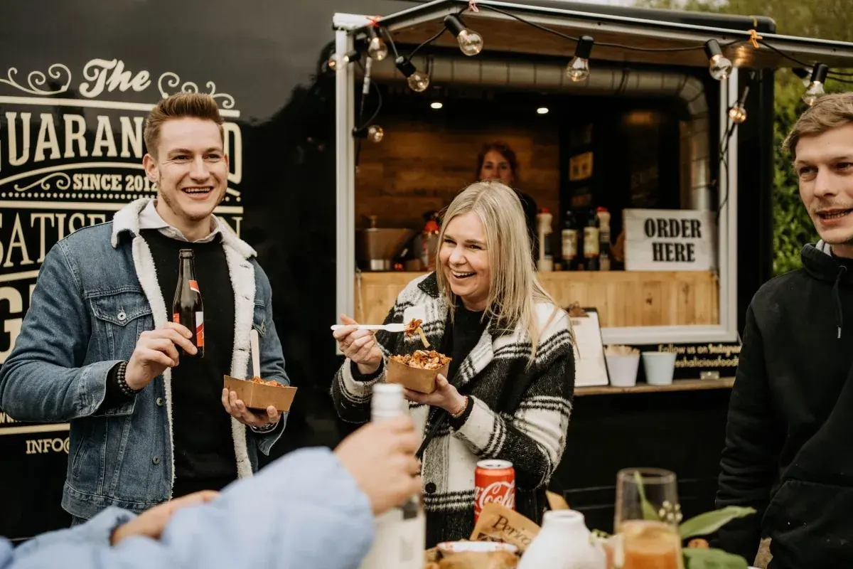 Gasten met eten voor de truck