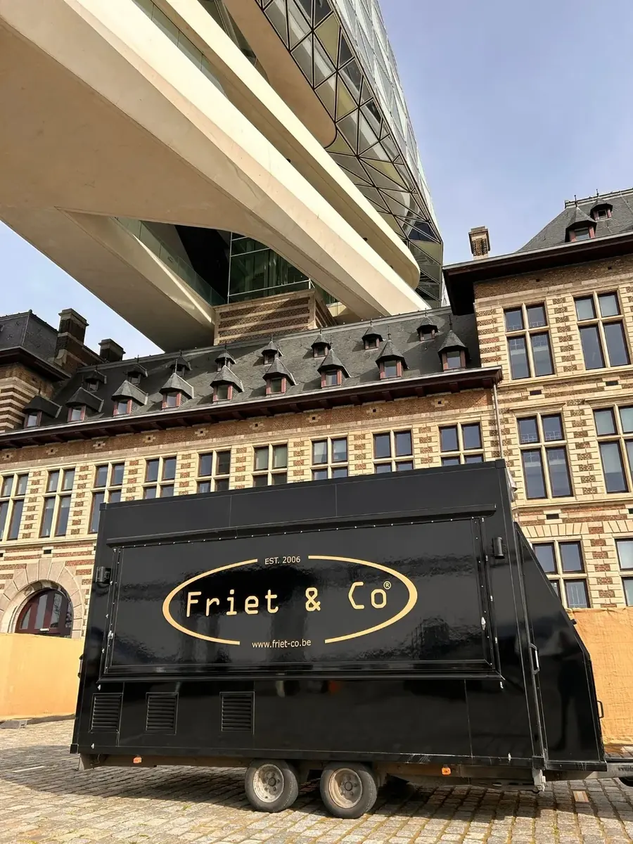 De mobiele frituur van Friet & Co, te huur via Feestkarhuren.nl