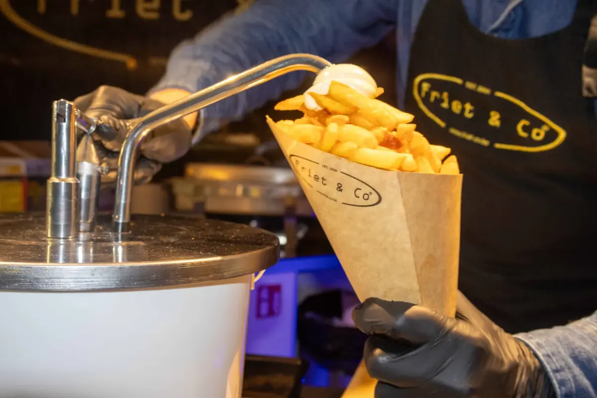 Verse frietjes in een puntzak