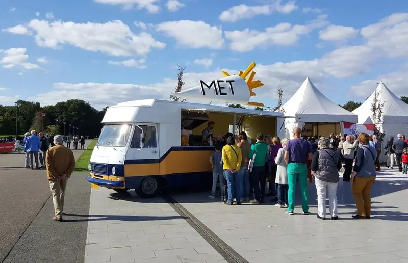 Friet MET, frietfoodtruck, te huur via Feestkarhuren.nl