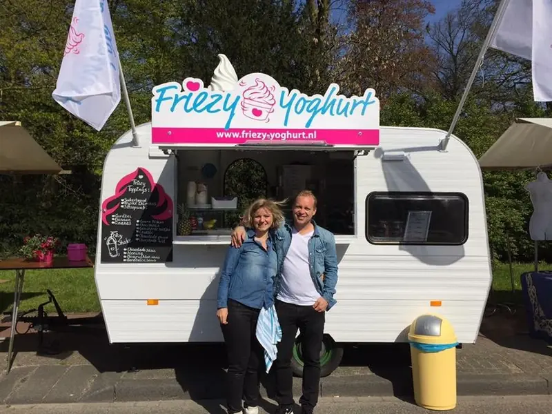 Friezy Yoghurt, ijsfoodtruck uit Friesland, te huur via Feestkarhuren.nl