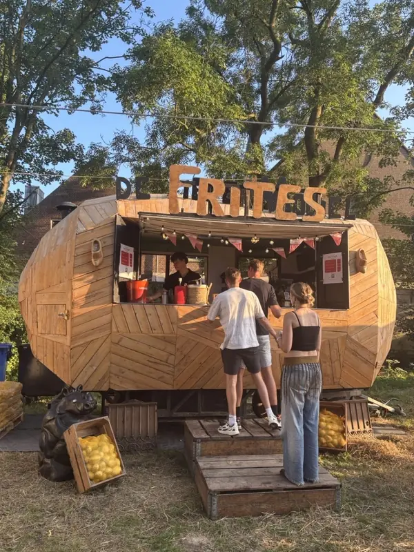 Frituur Van Gogh Foodtrucks, frietfoodtruck uit Utrecht, te huur via Feestkarhuren.nl