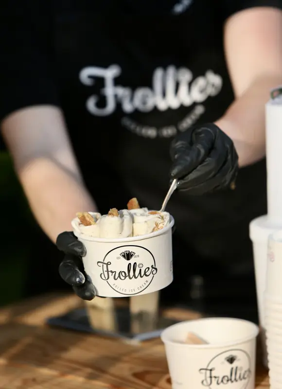 Frollies | Rolled Ice Cream, ijsfoodtruck, te huur via Feestkarhuren.nl