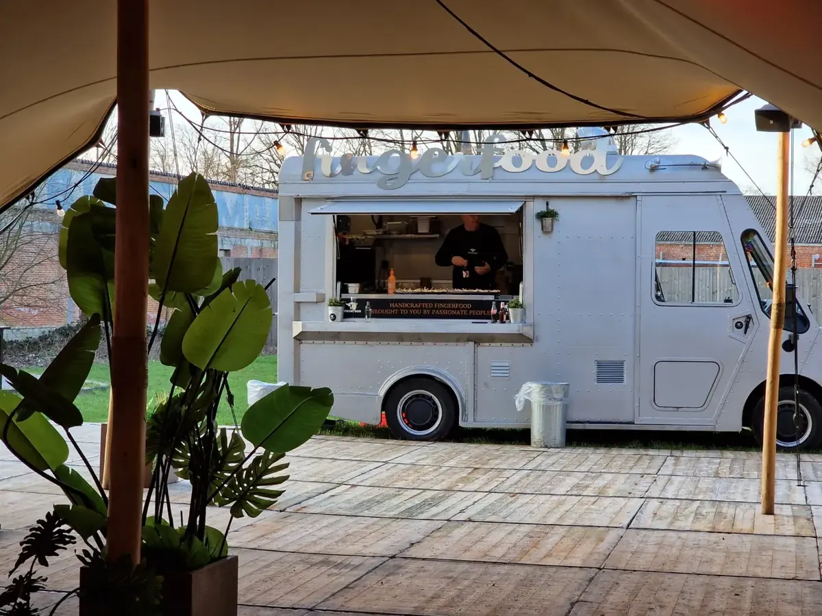 De witte fingerfood truck van Funky Food Factory, te huur via Feestkarhuren.nl